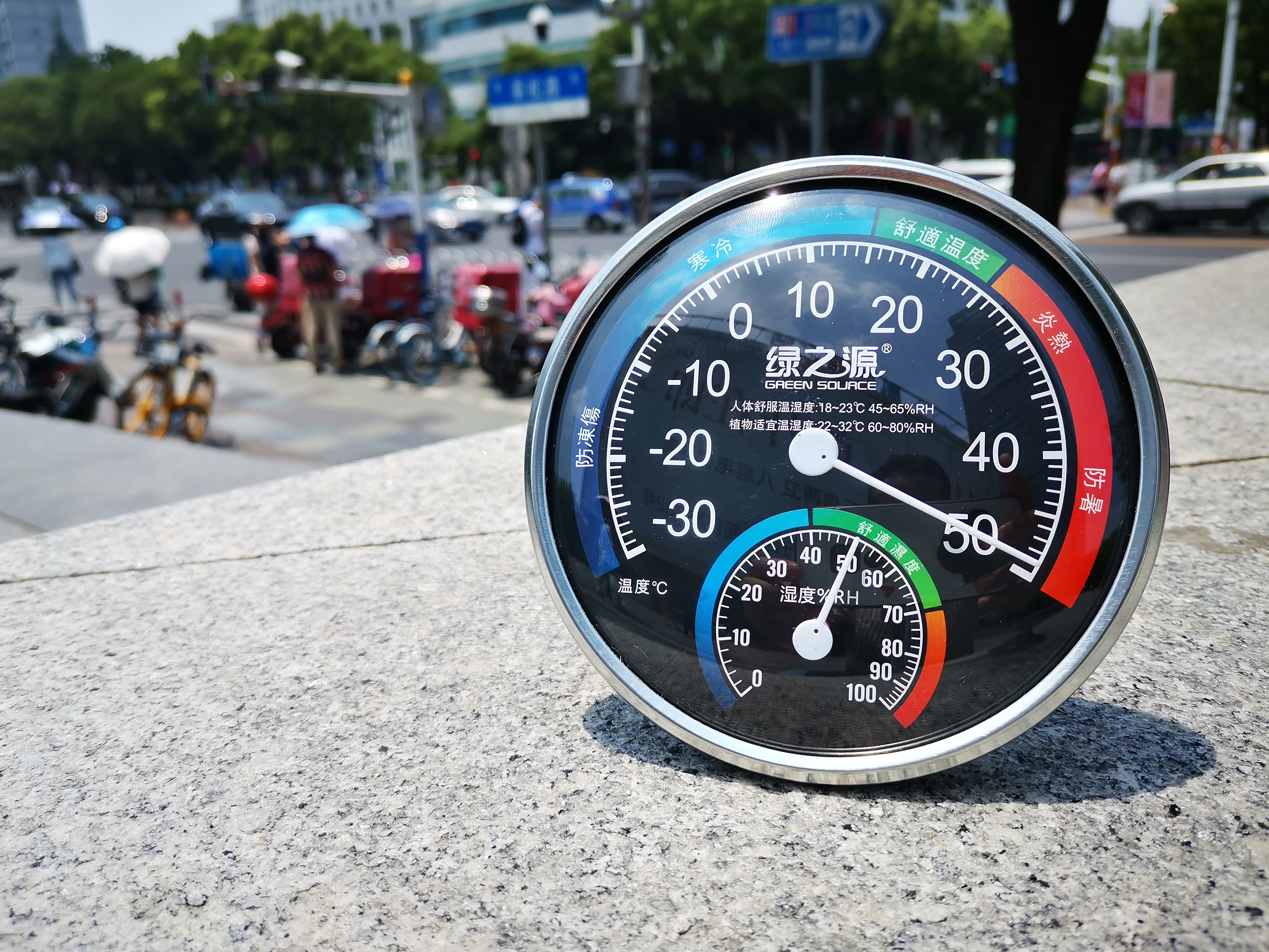 将近50度!地表温度爆表,市民朋友连喊"吃不消"