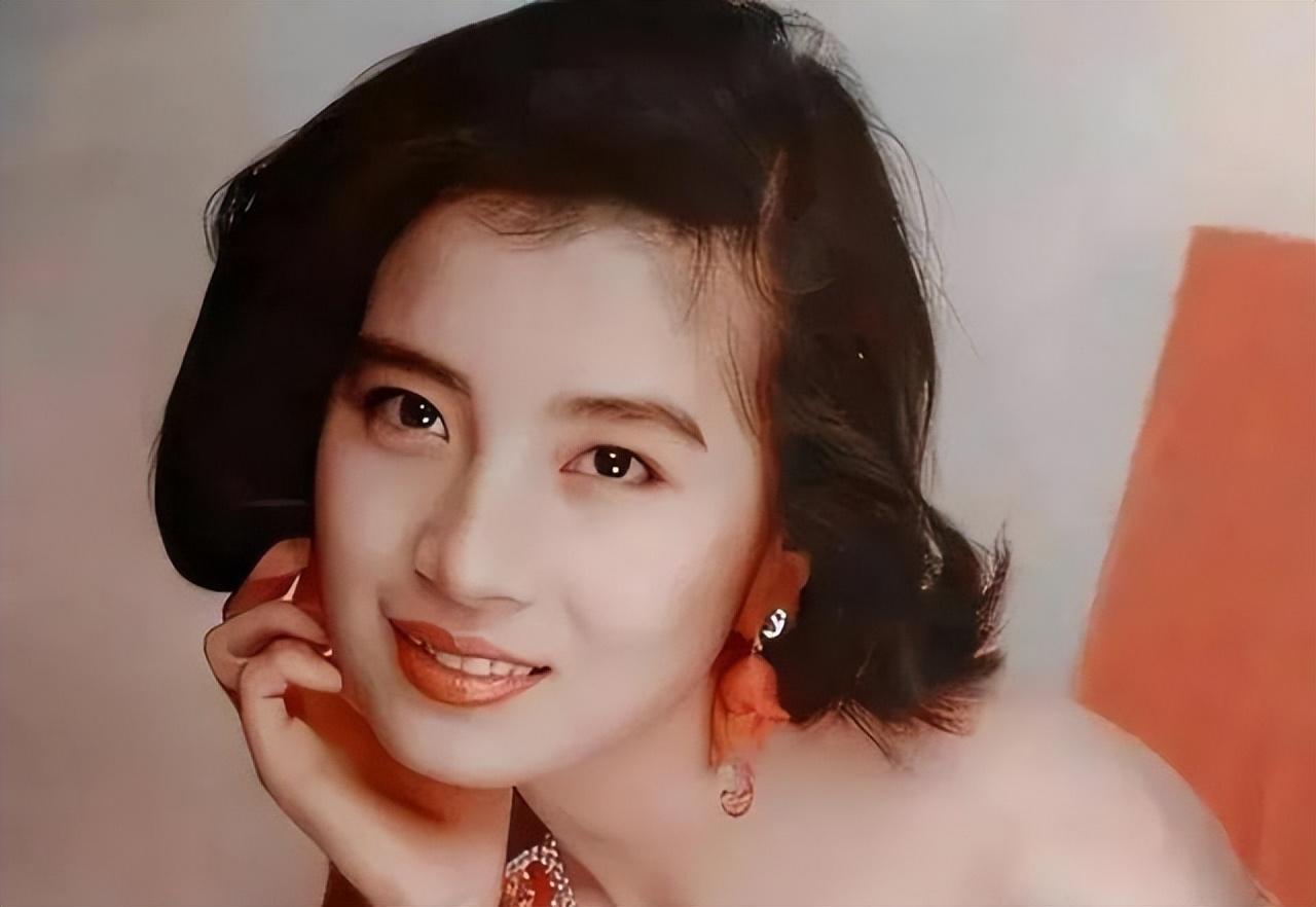 岳翎近照曝光,年华已逝伊人不再,老公是谁已成谜