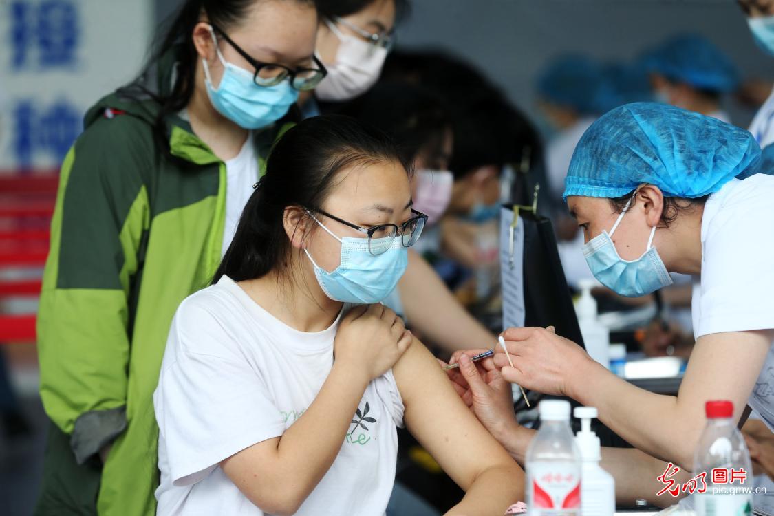 重庆黔江:为高三毕业生集中接种新冠疫苗
