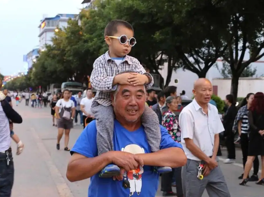 爷爷天天带孙子疯玩