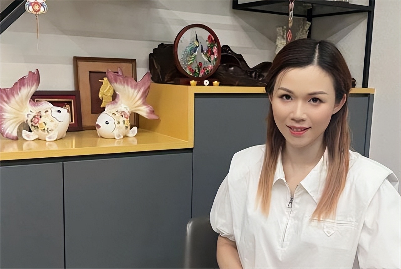 在横店的第一年,陈晓晴总是扮演一些宫女,舞女之类的小角色,时间一久