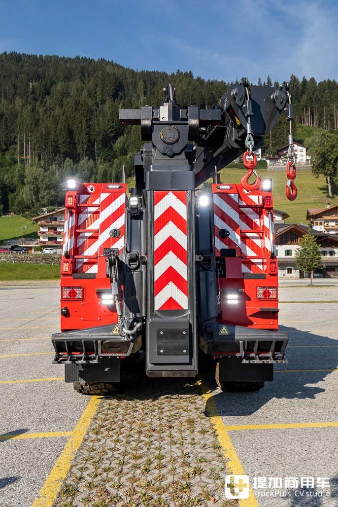 今天带你看个狠角色,国内见不到,阿斯特拉8x8重型清障车实拍