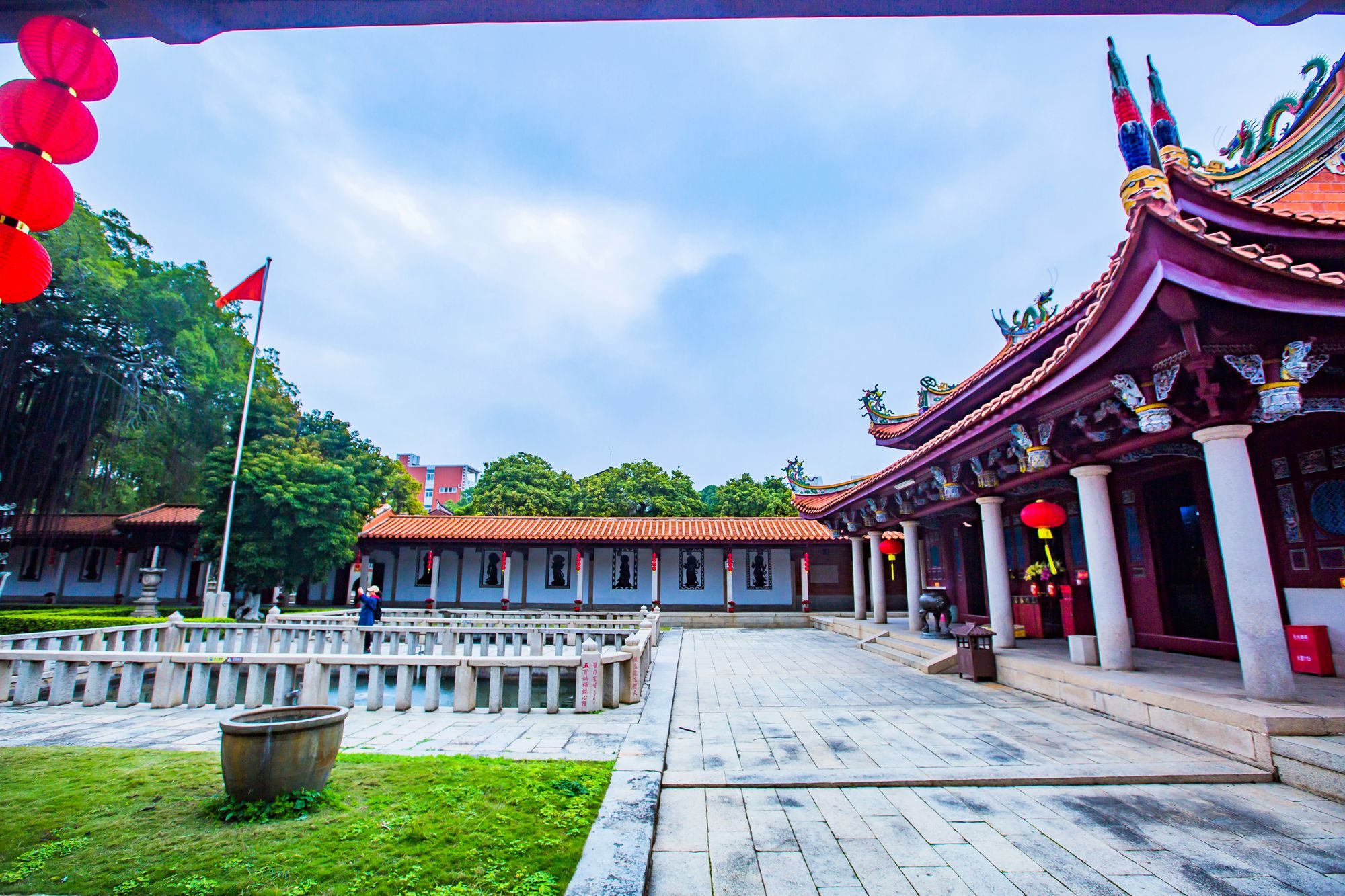 泉州有一座承天寺,是闹市中难得的园林缘地,深受游客们的喜爱