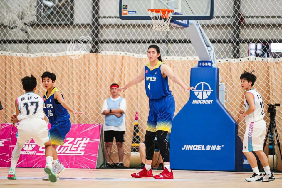 超越姚明!16岁张子宇身高达2米27,曾单场砍下68分,母亲是国手