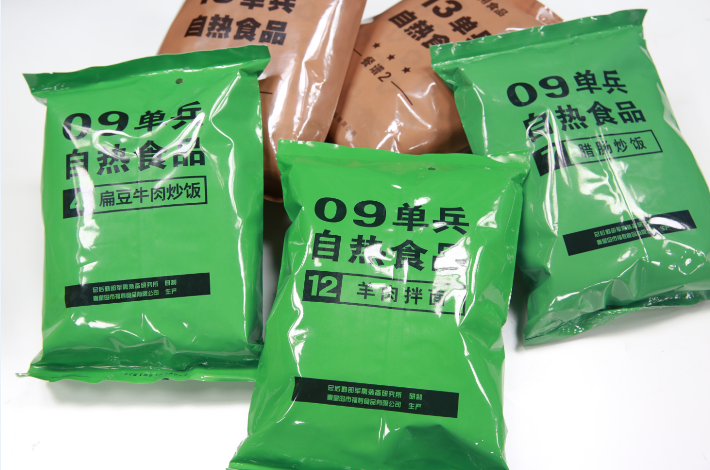 台湾小伙试吃军粮,一开始差点忍不住要吐,尝了一口铁了心要参军