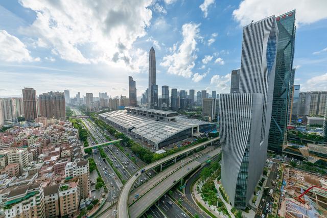 深圳能源大厦,设计灵感来自于"棕榈叶,折纸"