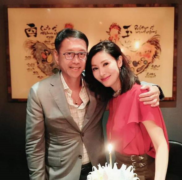 李嘉欣生日許晉亨缺席,甘比則曬出劉鑾雄陪同聚會,兩人十分恩愛