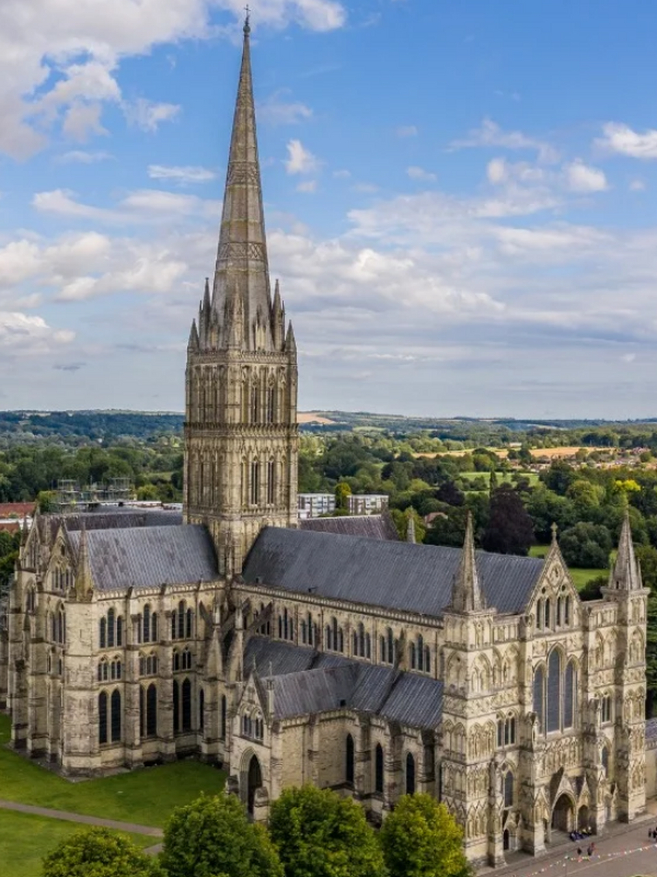 索尔兹伯里大教堂:中世纪之巅的英伦魅力  索尔兹伯里大教堂,坐落在