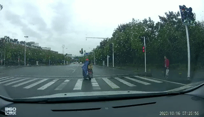 热点|孩子跌落电动车，急追大人后被一脚踹翻？看到这一幕，网友怒了
