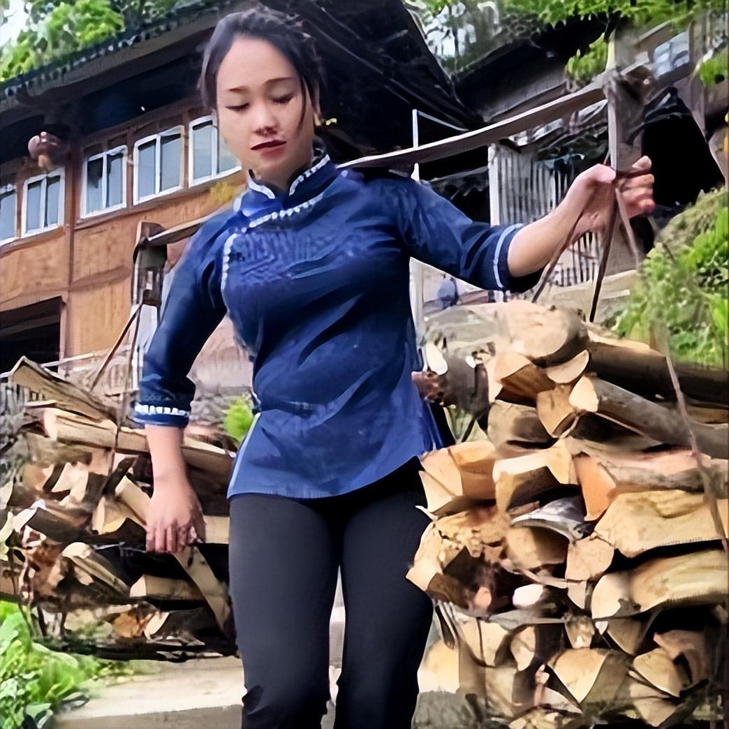 贵州黔东南,漂亮苗家女子独自肩挑家庭重担:真实生活打动人心!
