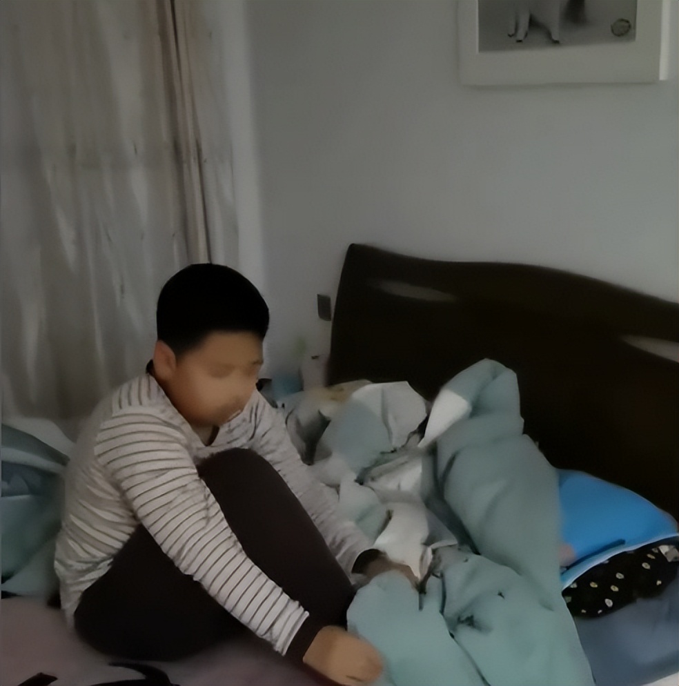 辽宁男子凌晨喊儿子起床做核酸,男孩醒来的一个举动逗乐网友