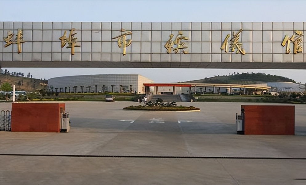 李晓婷正式加入殡葬行业,此时的她未满二十,放眼整个殡仪馆,她是最