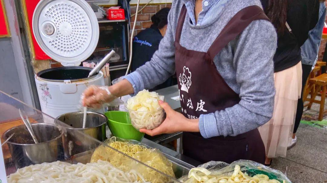 飯店涼皮內放黃瓜絲被罰,這也違反食品安全法?