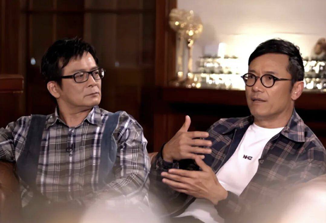 知名港星李司棋晒聚会照!苗侨伟携妻现身,黄日华汤镇业罕见同框