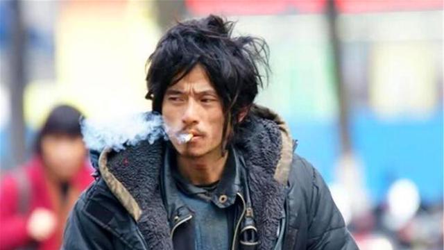当年在街上流浪抽烟的"犀利哥",靠帅气一夜爆红,他现状如何