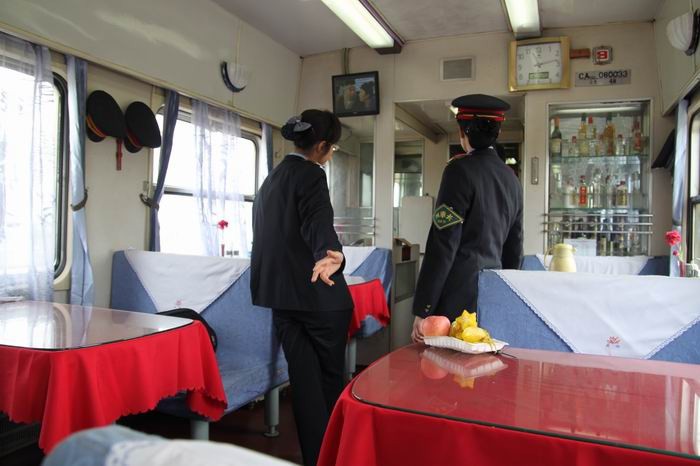 火车上总能看到,乘务员推着餐车走来走去,为何很少有人愿意消费