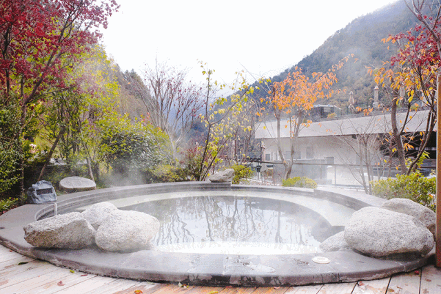 周末最火耍法!去阿坝州这个神仙地方,独享无边温泉,赏雪山彩林