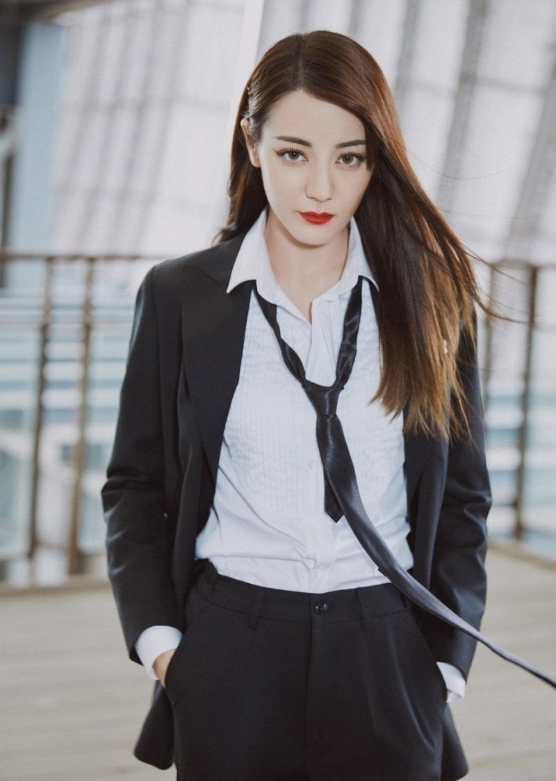 迪丽热巴真实状态一目了然!一袭西装变身时尚女魔头,头身比好绝