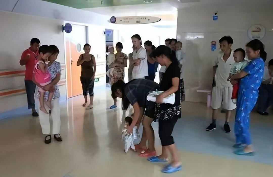 袖珍姑娘梁小小:出生时重2.1千克,身长33厘米,3岁时已停止生长