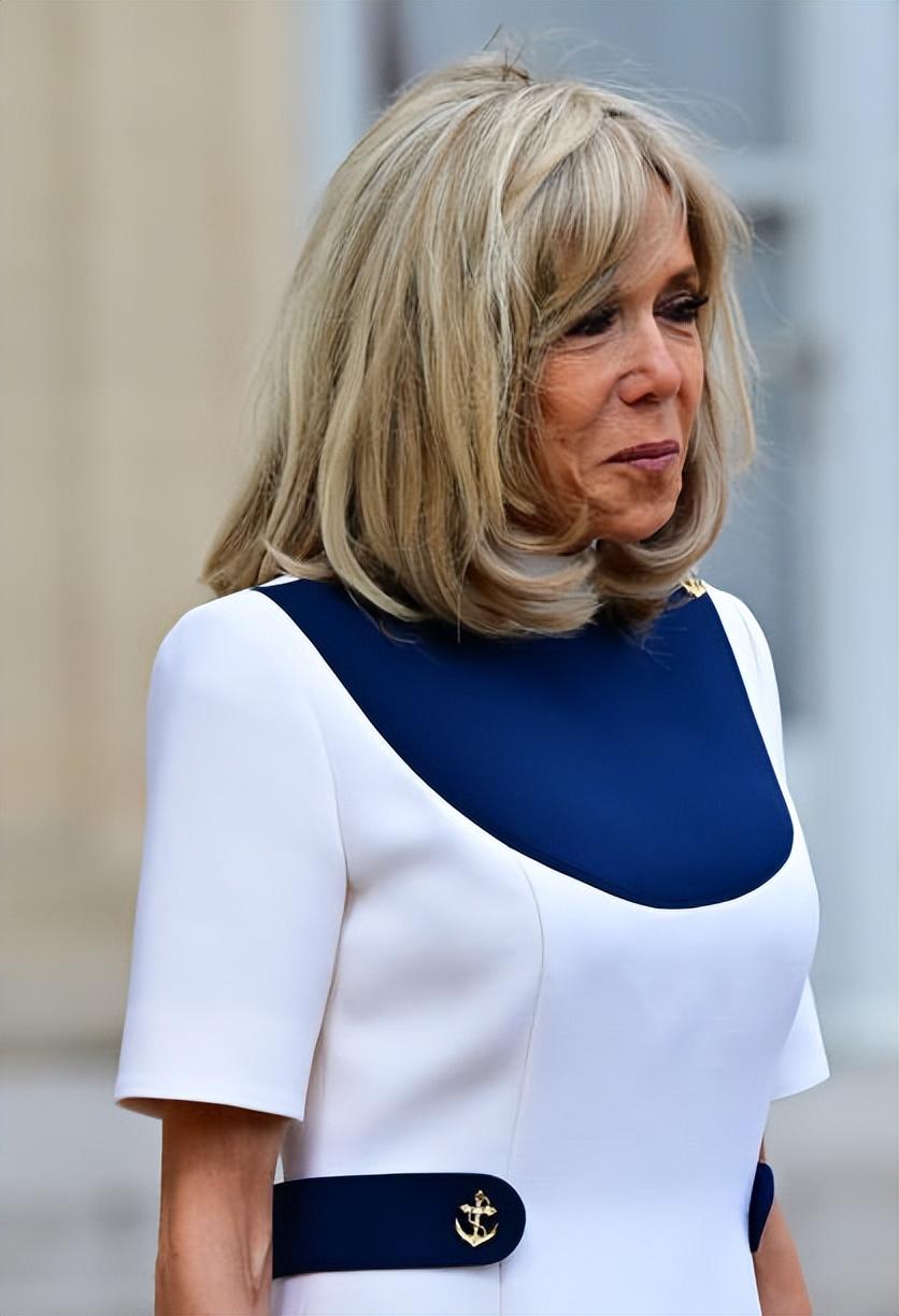 布里吉特欢迎拜登老婆和女儿!凭借美腿赢了,美国夫人红裙好艳