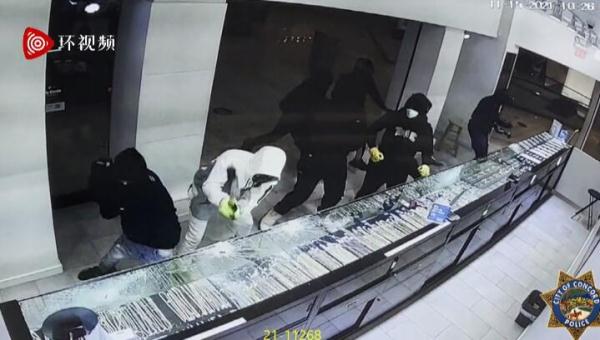 监控实拍!9名蒙面劫匪洗劫加州珠宝店,用锤子猛砸柜台抢走珠宝
