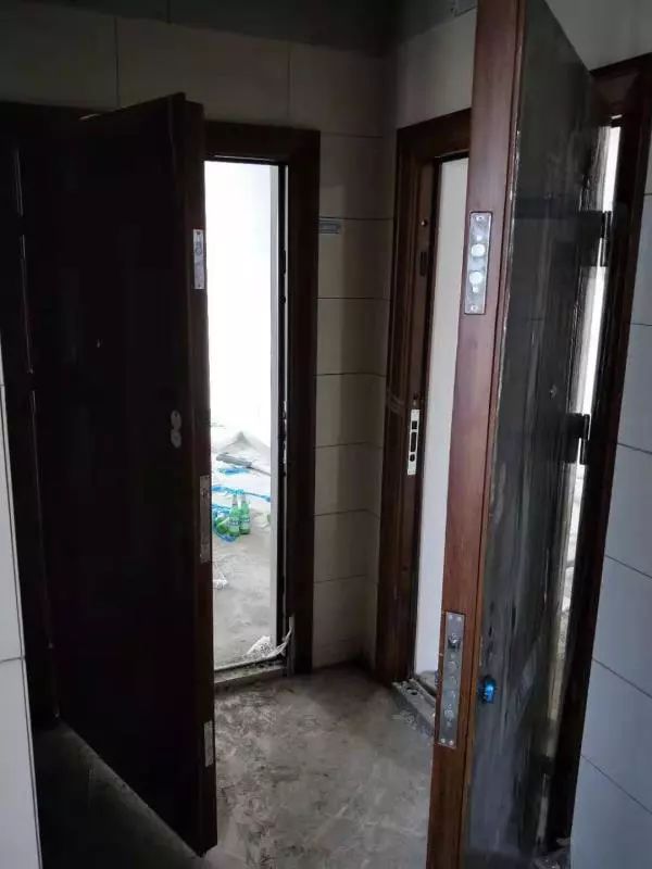 |真不是魔术！济南一小区多户防盗门用扇子就能打开
