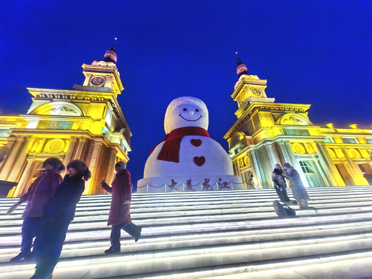 群力音乐公园大雪人图片