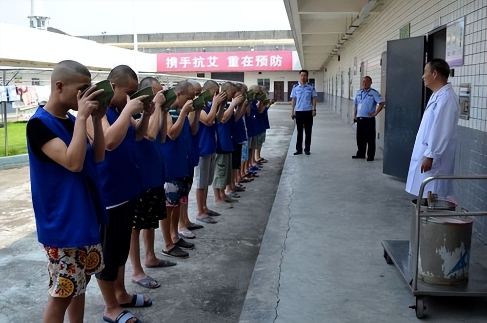 艾滋死刑犯的最后一刻:行刑人员全穿防护服,尸体放入特制裹尸袋