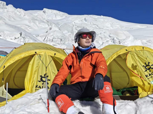 登顶慕士塔格峰 演员陈震喜提"国家一级登山运动员"