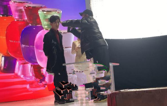 易烊千玺录节目收工后回别墅,豪宅价格曝光高达近亿