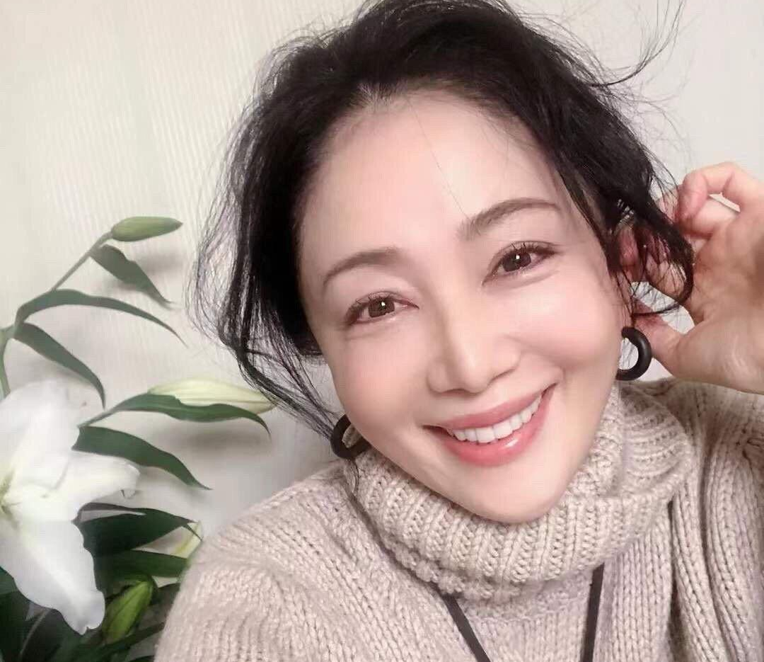 选美夺冠的坂村薰,52岁冻龄叫人难以置信,这项运动,助她年轻态