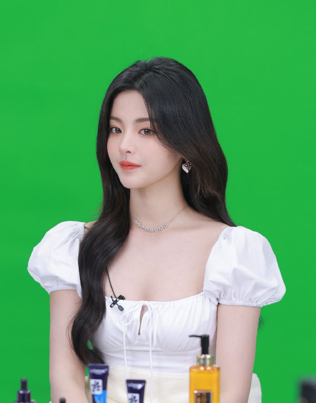 杨超越白裙飘飘如仙子 锁骨纤瘦美如画