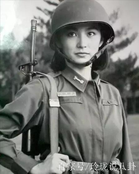 40位女明星軍裝照:趙麗穎金晨英氣逼人,熱巴嬌俏,景甜青春可人