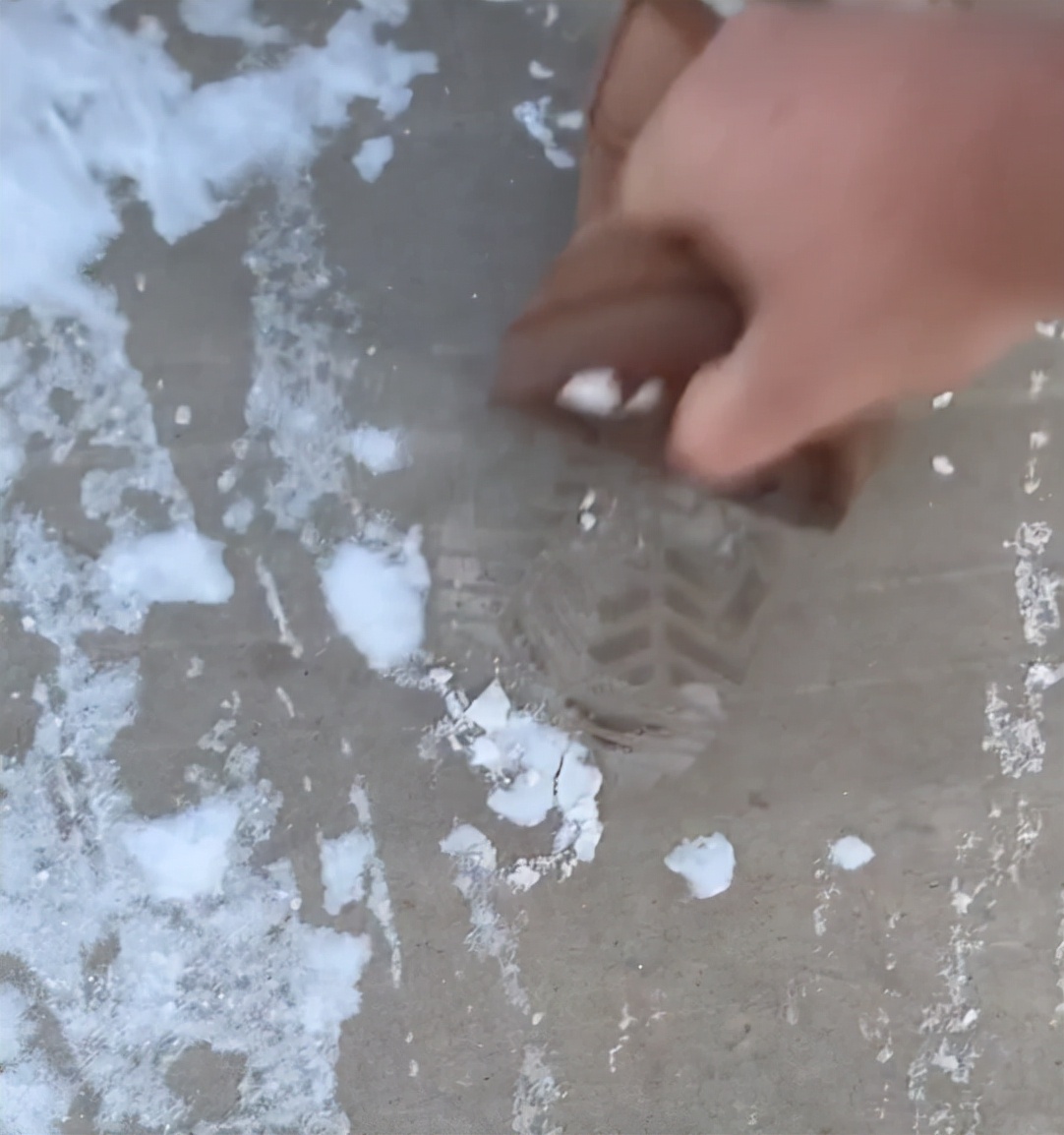 内蒙古女孩鞋底有水,下车瞬间就被冻在地面上:就像舌头舔铁一样