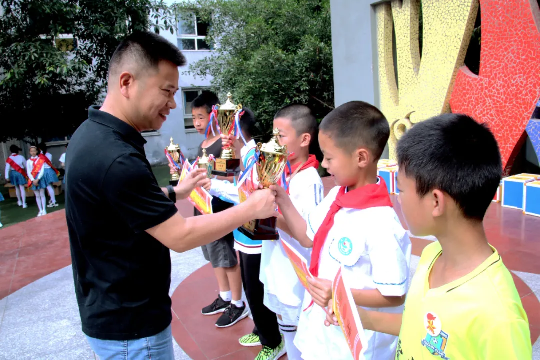 大江小学校园足球班级联赛暨巴南区校园足球联赛一等奖颁奖仪式