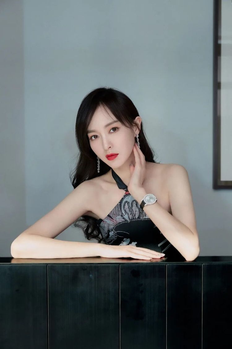 魅力多变的唐嫣,身材娇美诱人,梨涡浅笑迷倒众生