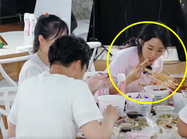 中餐厅:赵丽颖吃烤串认为没镜头,咬下一口被拍到后,假吃痕迹明显