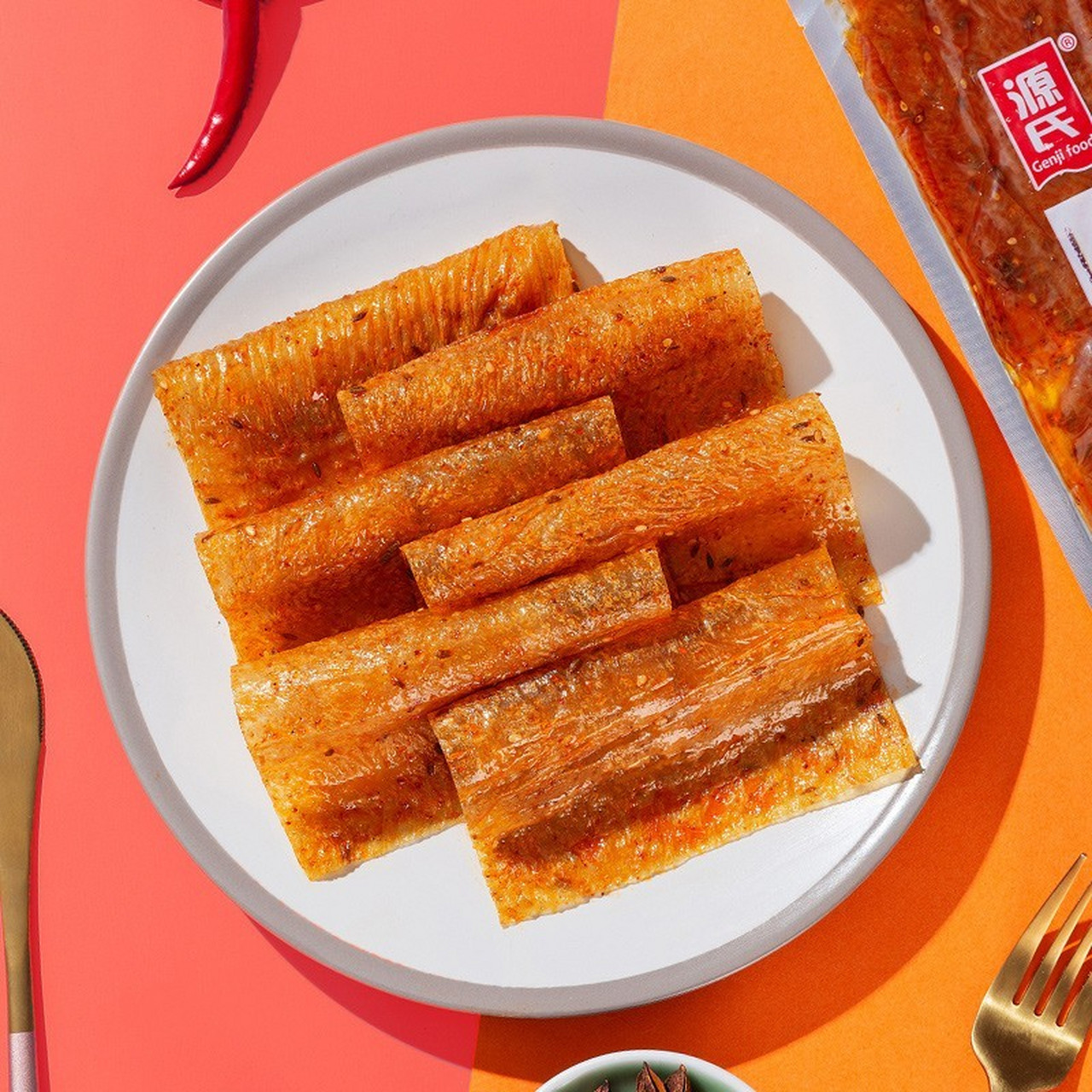 源氏老式大辣片是一款怀旧的休闲零食,每袋200克,以传统豆干为原材料,