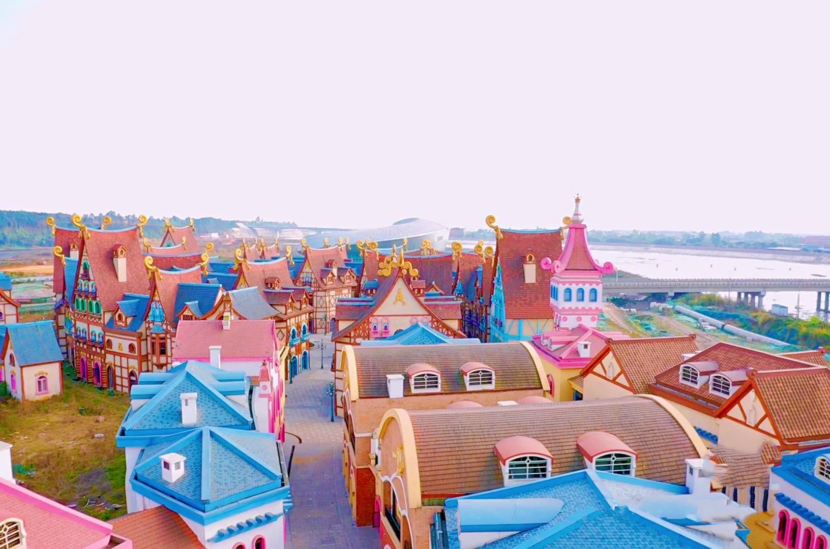 花海中消失的教堂,马卡龙色童话小镇,成都周边"小泰国",1h到