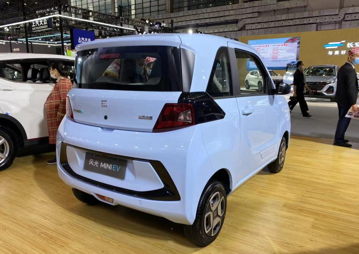 东风汽车打造的mini,车长不到3米,外观硬朗,还配全新车标logo