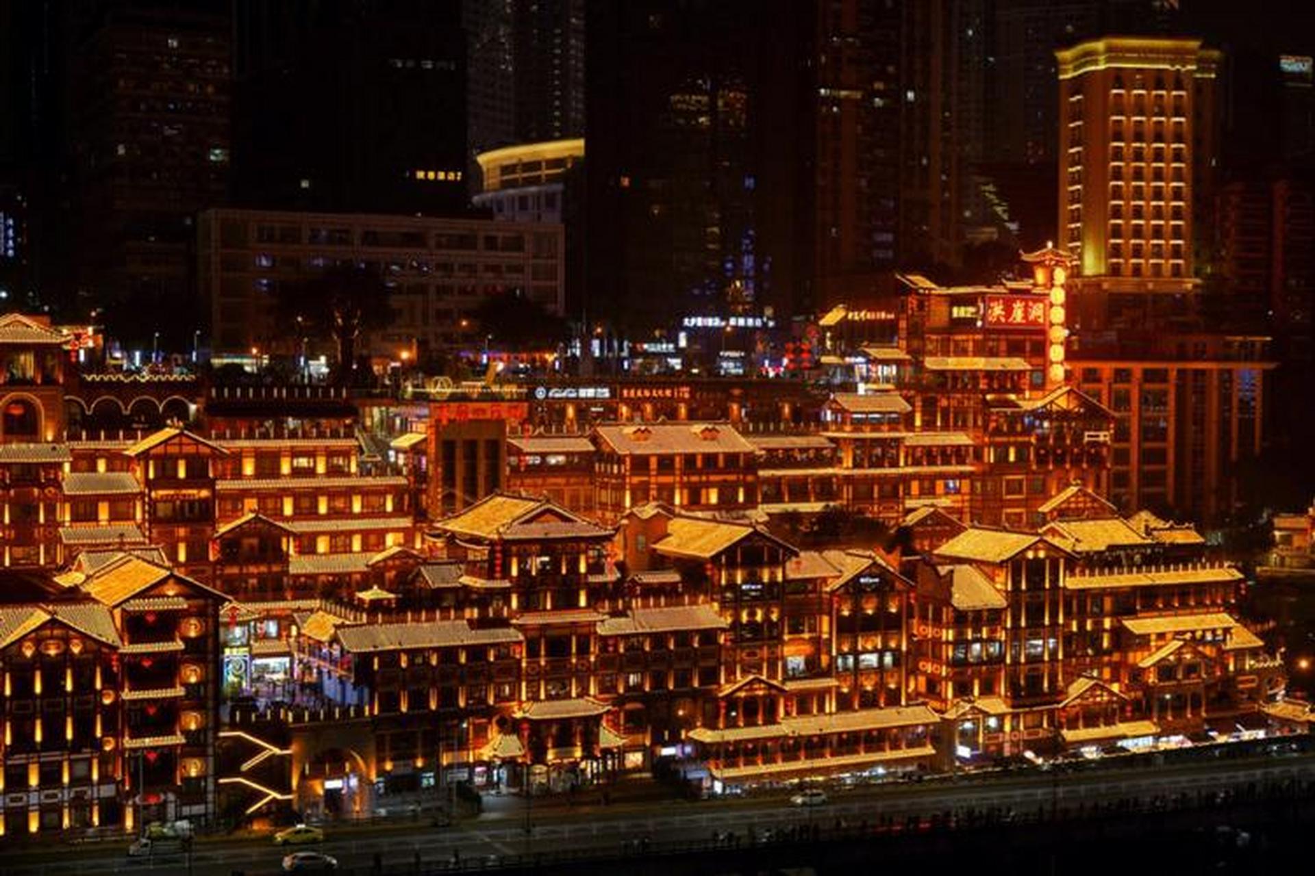 85亿元对洪崖洞片区进行旧城拆迁改造,于2006年9月竣工开业.