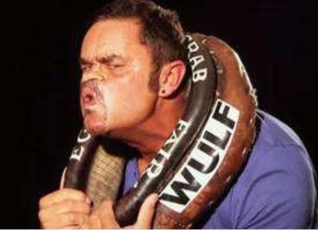 日本鬼脸比赛,谁先笑谁输,大爷仅做了一个表情就赢了比赛!