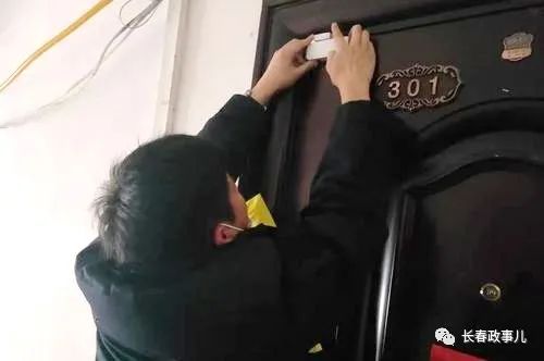 重庆街道为居家隔离户贴上"电子封条"  开门就会发出提醒