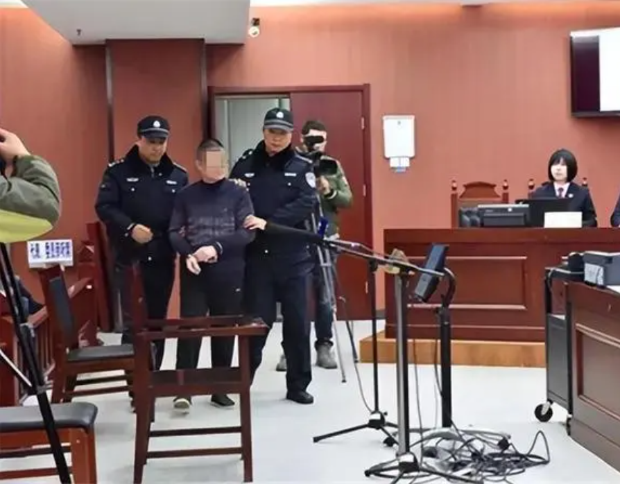 2016年3月的一天,徐华在早上七点半的时候准备送小女儿去上学,当母女