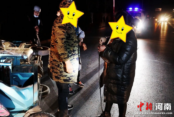 河南鄢陵三轮撞上货车夫妻双双被困消防队员紧急赶赴现场救援