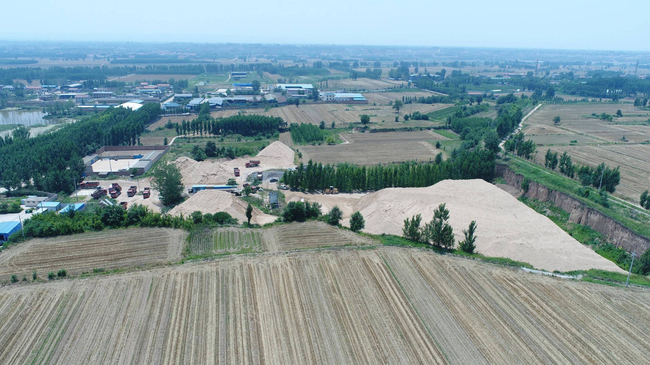 稷山县稷峰镇杨赵村某沙场砂石不苫盖,扬尘咋解决?