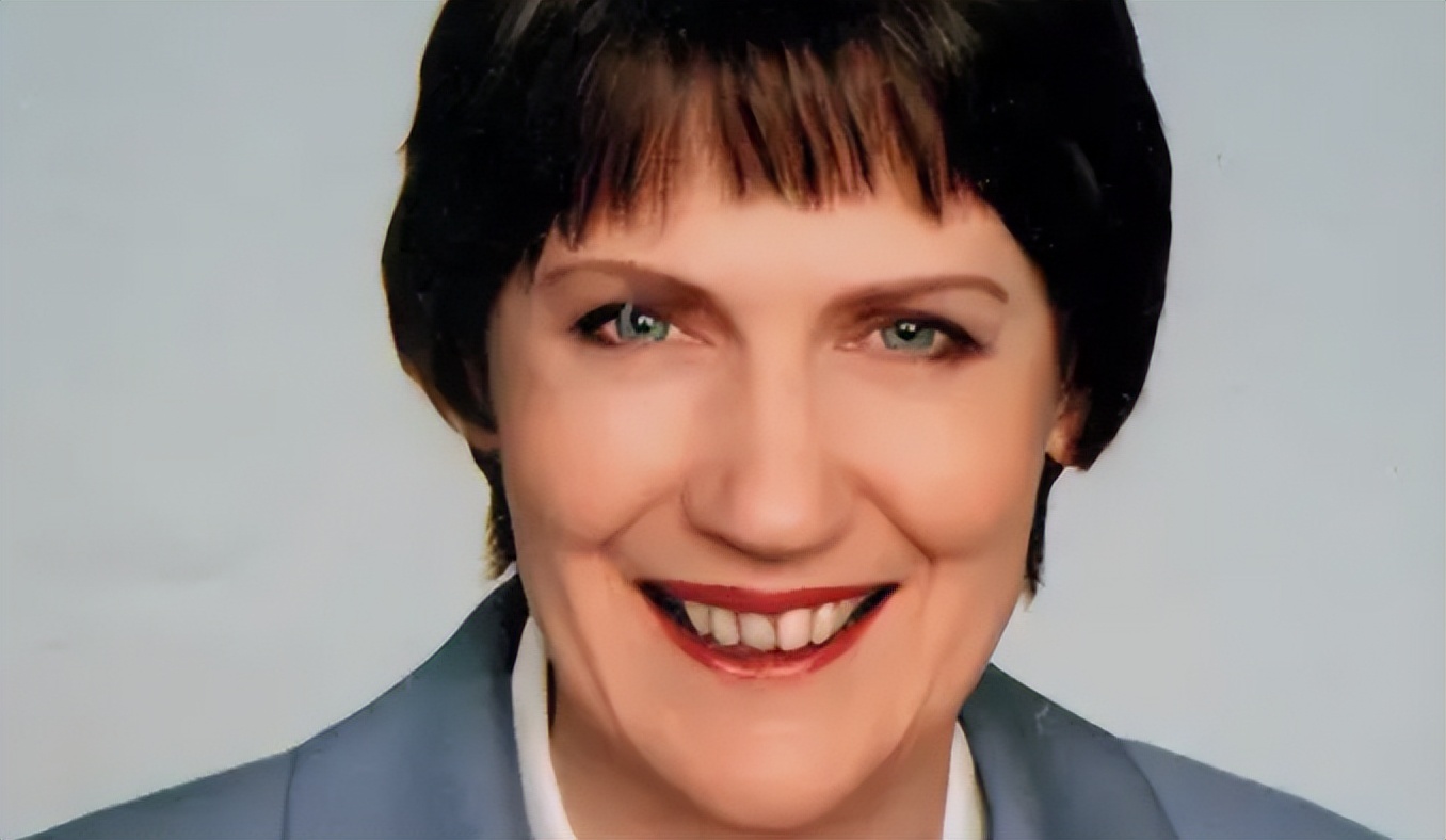 《老友记》中的emily扮演者是谁?