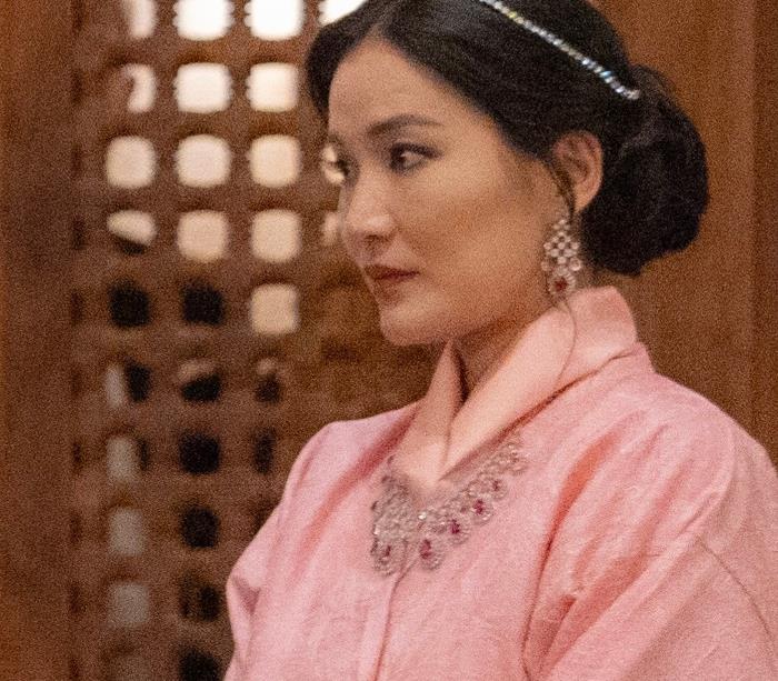 不丹王后佩玛甩掉寒酸,红宝石套装亮相约旦王储婚礼,豪气了一回