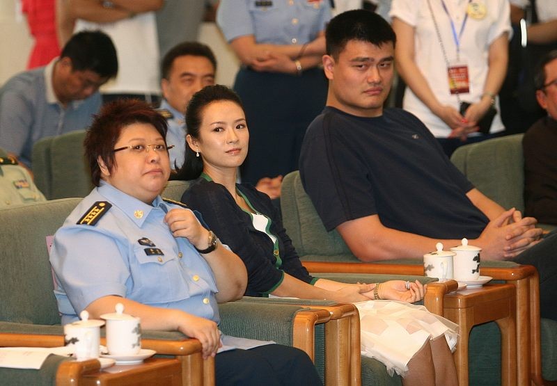 章子怡穿的挺高级的,可惜站在了姚明旁边,气场都不大气了