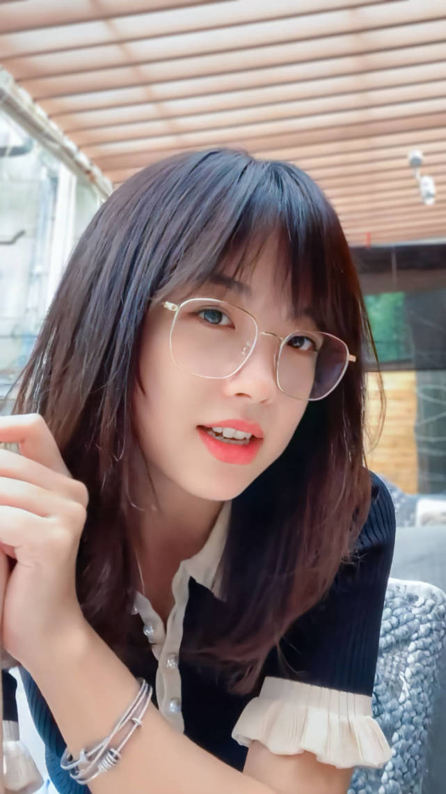 王冰冰成央视美貌担当!穿毛衣比偶像剧女主甜,有国民初恋的氛围